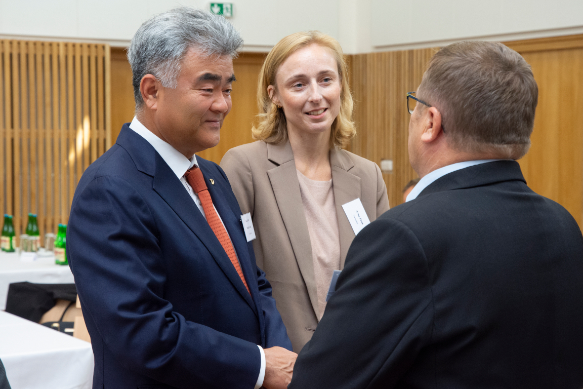 Daewoo E&C Chairman Jung Won-ju (left) speaks with Vitezslav Jonas (right), chairman of Energetickeho Trebicska, during the ceremony in Namest nad Oslavou, Trebic District, Czech Republic, on Thursday. (Daewoo E&C)