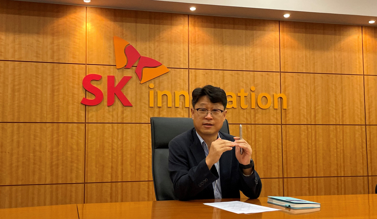 Kim Jin-woong, head of SK IE Technology's R&D center, speaks to reporters at the R&D center in Daejeon on Friday. (SK Innovation)