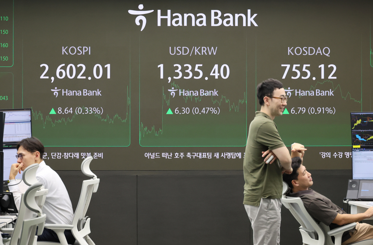 An electronic board showing the Korea Composite Stock Price Index at a dealing room of the Hana Bank headquarters in Seoul on Monday. (Yonhap)