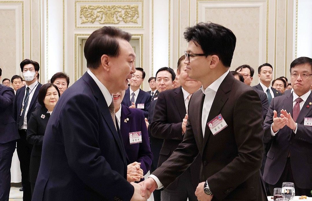 President Yoon Suk Yeol shakes hands with then-ruling People Power Party interim leader and current Chair Han Dong-hoon at a New Year's event held at Cheong Wa Dae in Seoul in January. (Yonhap)