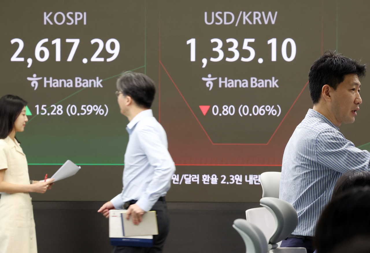 An electronic board showing the Korea Composite Stock Price Index at a dealing room of the Hana Bank headquarters in Seoul on Tuesday. (Yonhap)