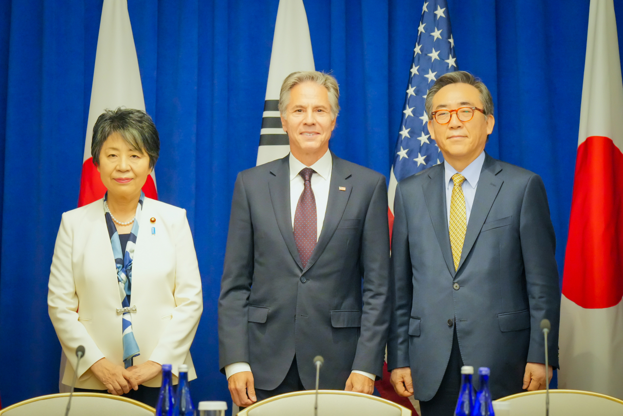 South Korean Foreign Minister Cho Tae-yul (right) poses with his US and Japanese counterparts, Antony Blinken (center) and Yoko Kamikawa, during their talks on the sidelines of the UN General Assembly in New York on Monday. (South Korea's Ministry of Foreign Affairs)