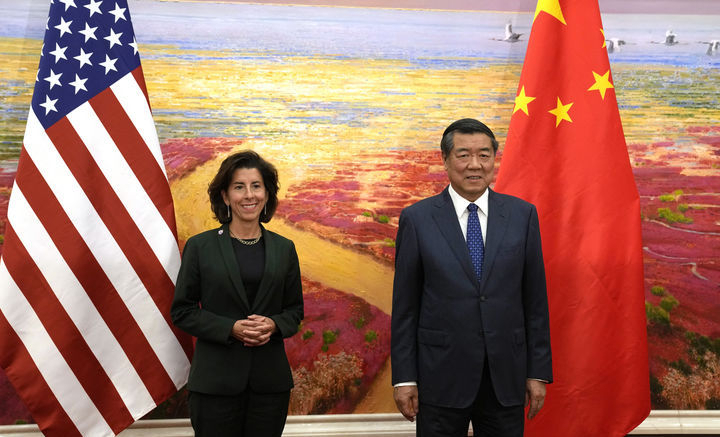 US Secretary of Commerce Gina Raimondo (left) and Chinese Vice Premier Hu Jintao pose for a photo ahead of their meeting at the Great Hall of the People in Beijing, Aug. 29. (Newsis)