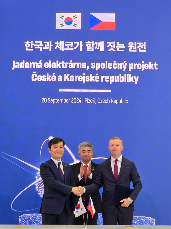 Daewoo Engineering & Construction Chairman Jung Won-ju (center), along with Cho Seung-il (left), executive director of Daewoo E&C's plant division, and Sudop Praha CEO Martin Chrastil (right), pose for a photo during the signing event in the Plzen Industrial Complex, Czech Republic, Friday. (Daewoo E&C)