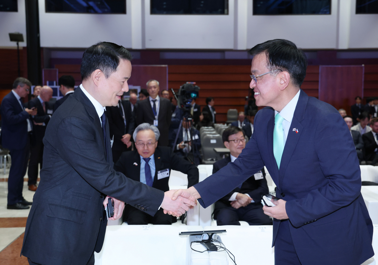 SPC Group CEO Hur Jin-soo shakes hands with Finance Minister Choi Sang-mok during a business forum held in Prague on Friday on the sidelines of President Yoon Suk Yeol's state visit. (Newsis)