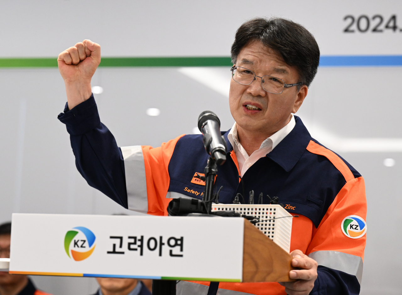 Korea Zinc Vice Chairman and CTO Lee Je-joong speaks on the firm's opposition against a tender offer launched by MBK Partners to gain management rights of the world's biggest refined zinc producer during a press event held at Korea Zinc's headquarters in Seoul, Tuesday. (Yonhap)