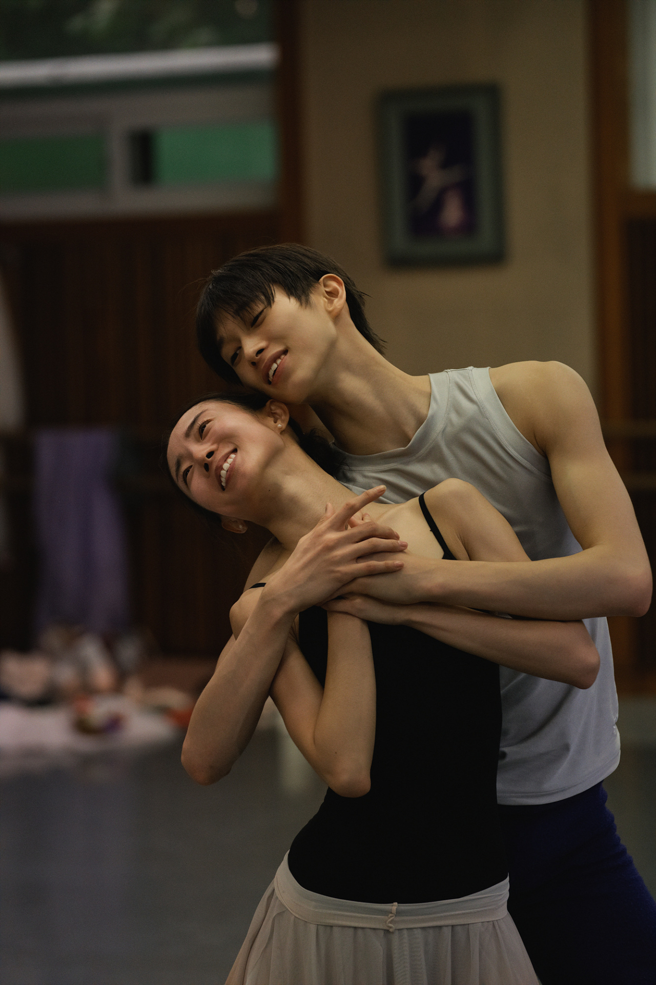 Jeon Min-chul (back) rehearses for “La Bayadere” with Lee You-rim. (Universal Ballet)