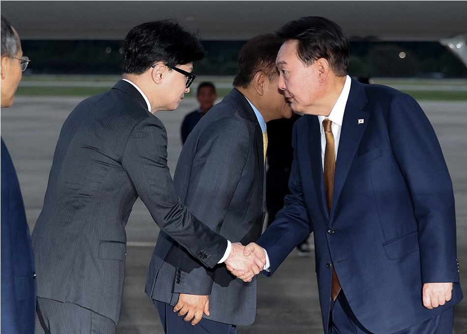 President Yoon Suk Yeol (right) shakes hands with Han Dong-hoon, chief of the ruling People Power Party, upon his arrival at Seoul Air Base in Seongnam, south of Seoul, Tuesday, 2024, from his trip to the Czech Republic. (Yonhap)