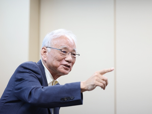 Chang Hyung-jin, adviser of Young Poong Corp., speaks in an interview with Yonhap News Agency over a tender offer to buy Korea Zinc Inc. at the company's building in central Seoul, Tuesday. (Yonhap)