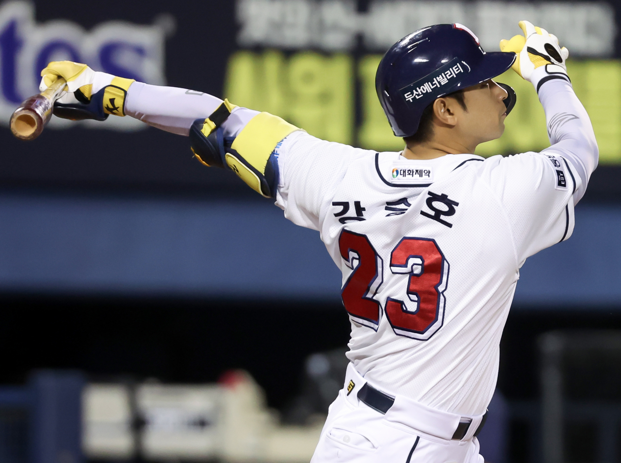 Kang Seung-ho of the Doosan Bears hits a two-run home run against the NC Dinos during a Korea Baseball Organization regular-season game at Jamsil Baseball Stadium in Seoul on Tuesday. (Yonhap)