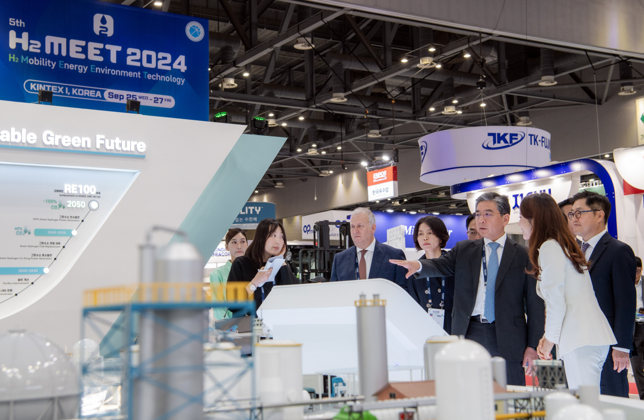 Hyundai Motor Company CEO Jang Jae-hoon (third from right) explores the company's booth at the H2 MEET 2024 exhibition held on Wednesday at Kintex in Goyang, Gyeonggi Province. (Hyundai Motor Group)