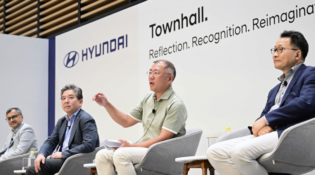 Hyundai Motor Group Executive Chair Chung Euisun (second from right) speaks to local employees at the automaker's Indian headquarters in Gurgaon in April this year. (Hyundai Motor Group)