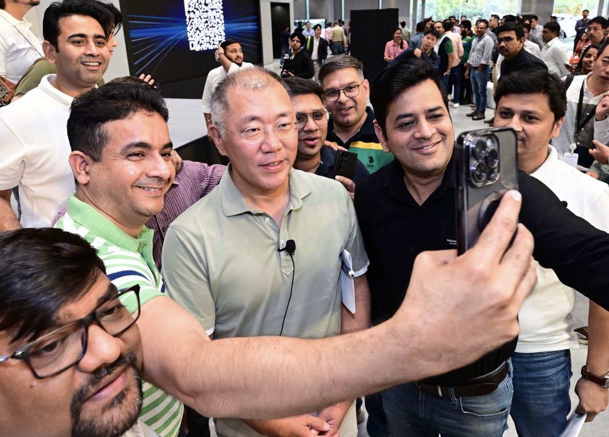 Hyundai Motor Group Executive Chair Chung Euisun (center) takes photos with local employees at the automaker's Indian headquarters in Gurgaon in April this year. (Hyundai Motor Group)