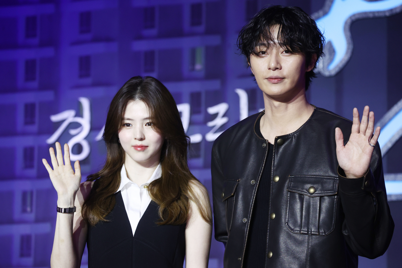 Han So-hee (left) and Park Seo-jun pose for a photo during a press conference held in Yongsan-gu, Seoul, Wednesday. (Yonhap)