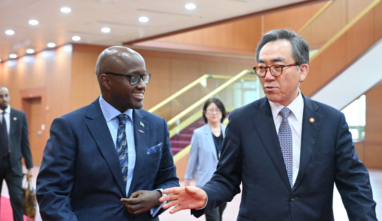 South Korean Foreign Minister Cho Tae-yul (right) speaks with Rwandan Minister of Foreign Affairs and International Cooperation Olivier Nduhungirehe during one-on-one talks at the Foreign Ministry building in Seoul on Sept. 9. (South Korea's Ministry of Foreign Affairs)