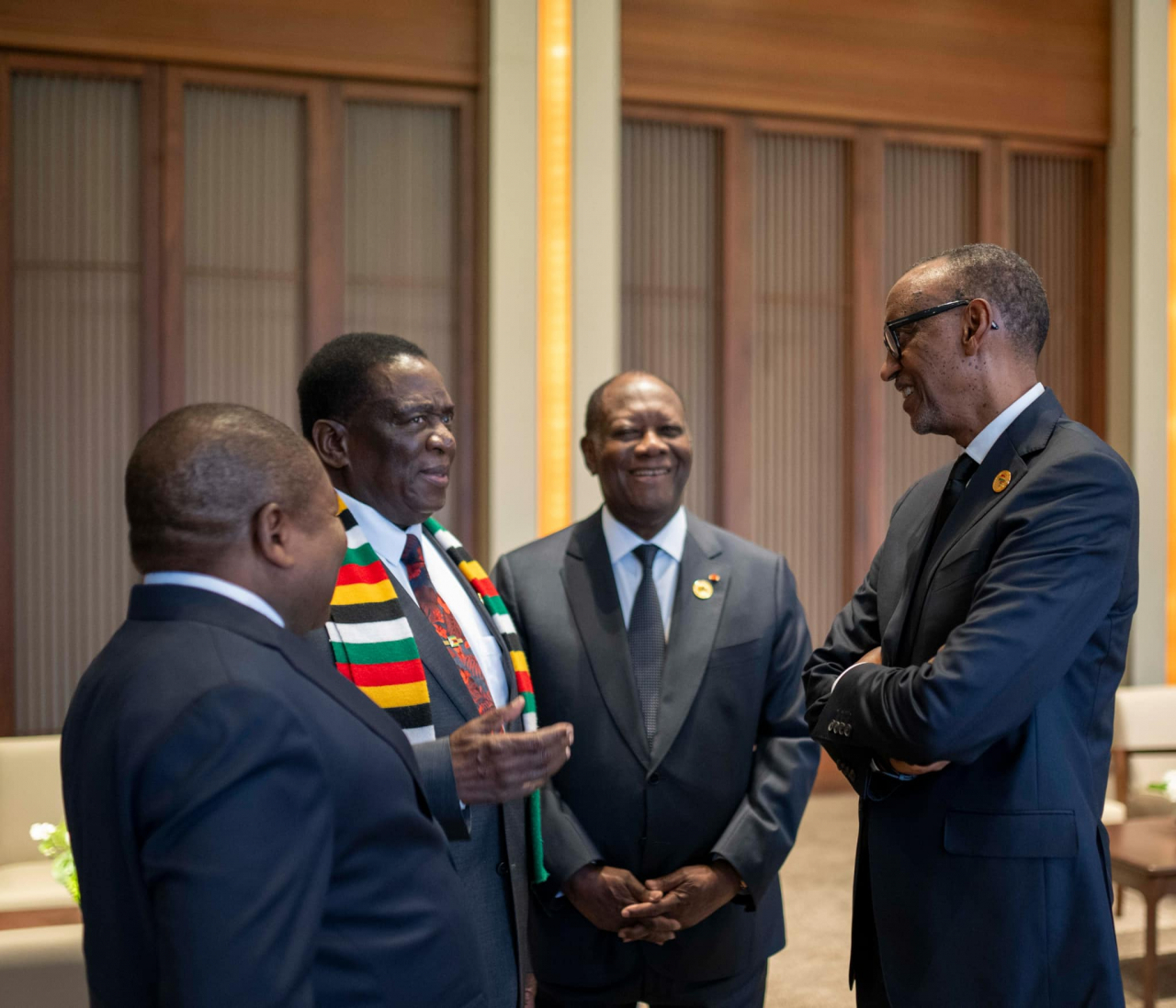 Rwandan President Paul Kagame (right) speaks with other attendees of the welcome dinner for the Korea-Africa Summit in Seoul on June 3. (Photo: Rwanda Presidential Office)