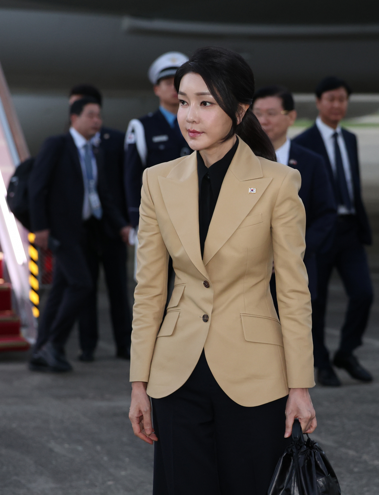 First lady Kim Keon Hee (center) is seen disembarking from the Air Force One after President Yoon Suk Yeol's return to Seoul after his trip to the Czech Republic on Sunday. (Yonhap)