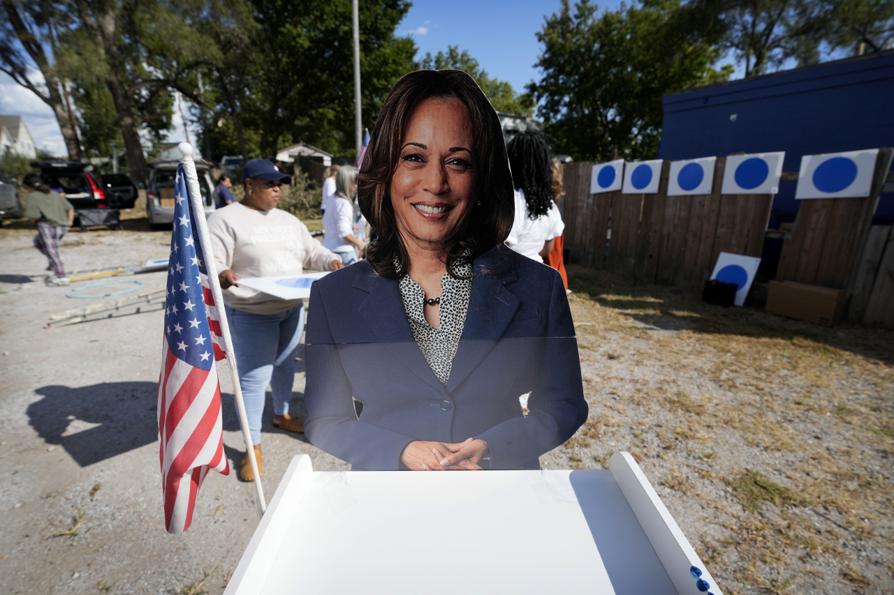 A cutout of Democratic presidential nominee Vice President Kamala Harris is seen during a blue dot campaign sign get-together, Tuesday, in Omaha, Neb. (AP-Yonhap)