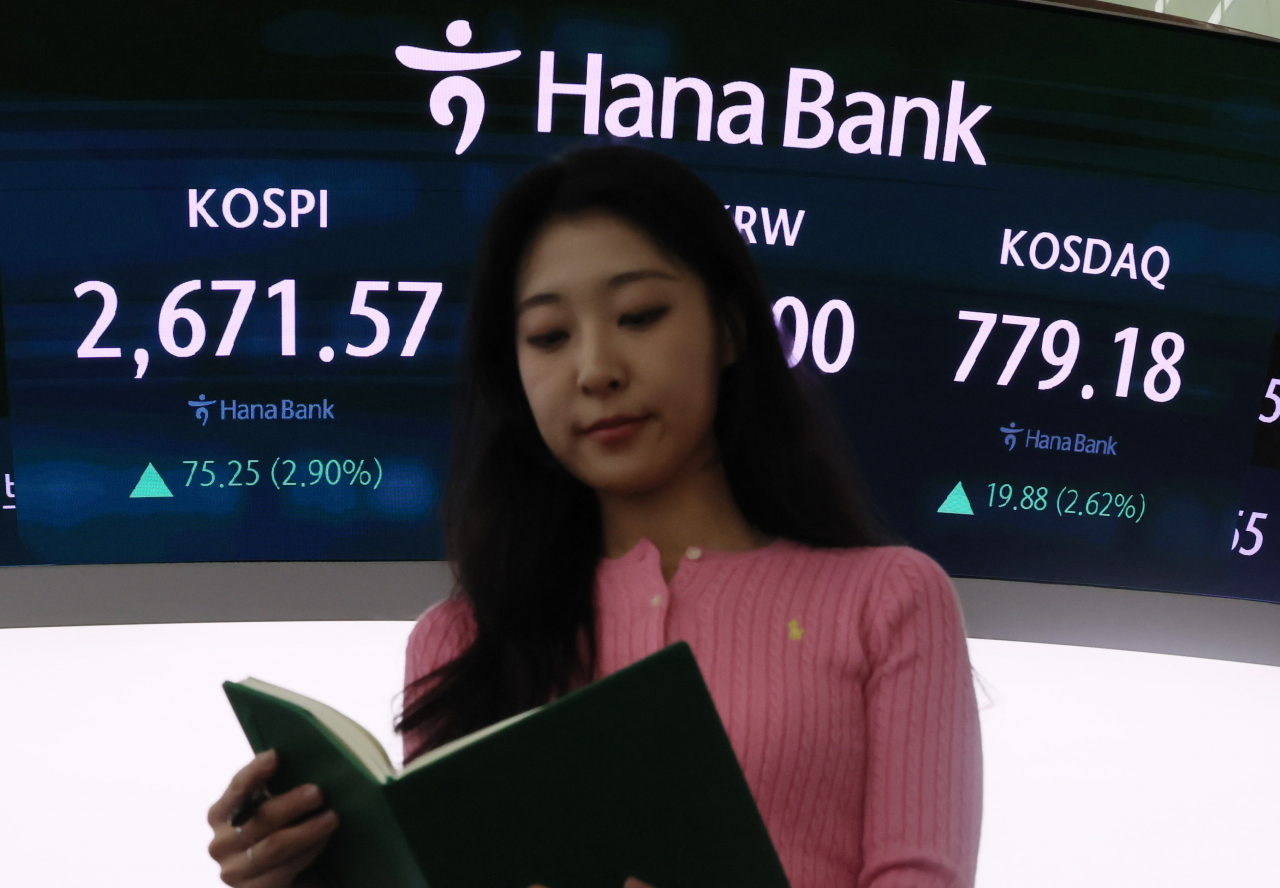 An electronic board showing the Korea Composite Stock Price Index at a dealing room of the Hana Bank headquarters in Seoul on Thursday. (Yonhap)