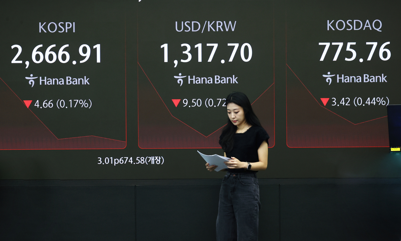 An electronic board showing the Korea Composite Stock Price Index at a dealing room of the Hana Bank headquarters in Seoul on Friday. (Yonhap)