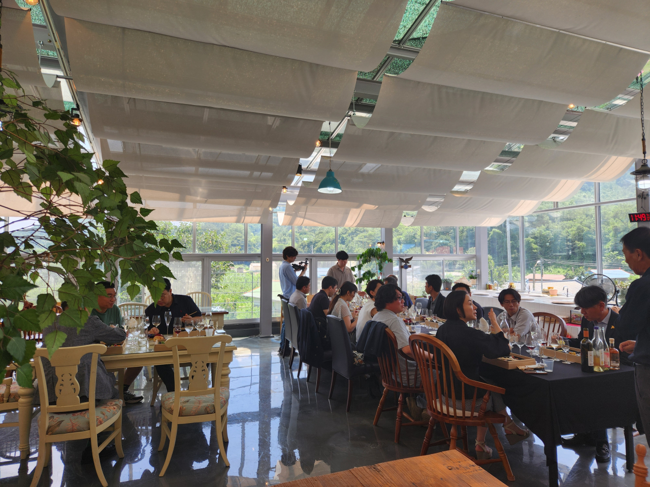 A group of Japanese tourists enjoy the wine tasting program at Sinabro Winery in Yeongdong, North Chungcheong Province. (Sinabro Winery)