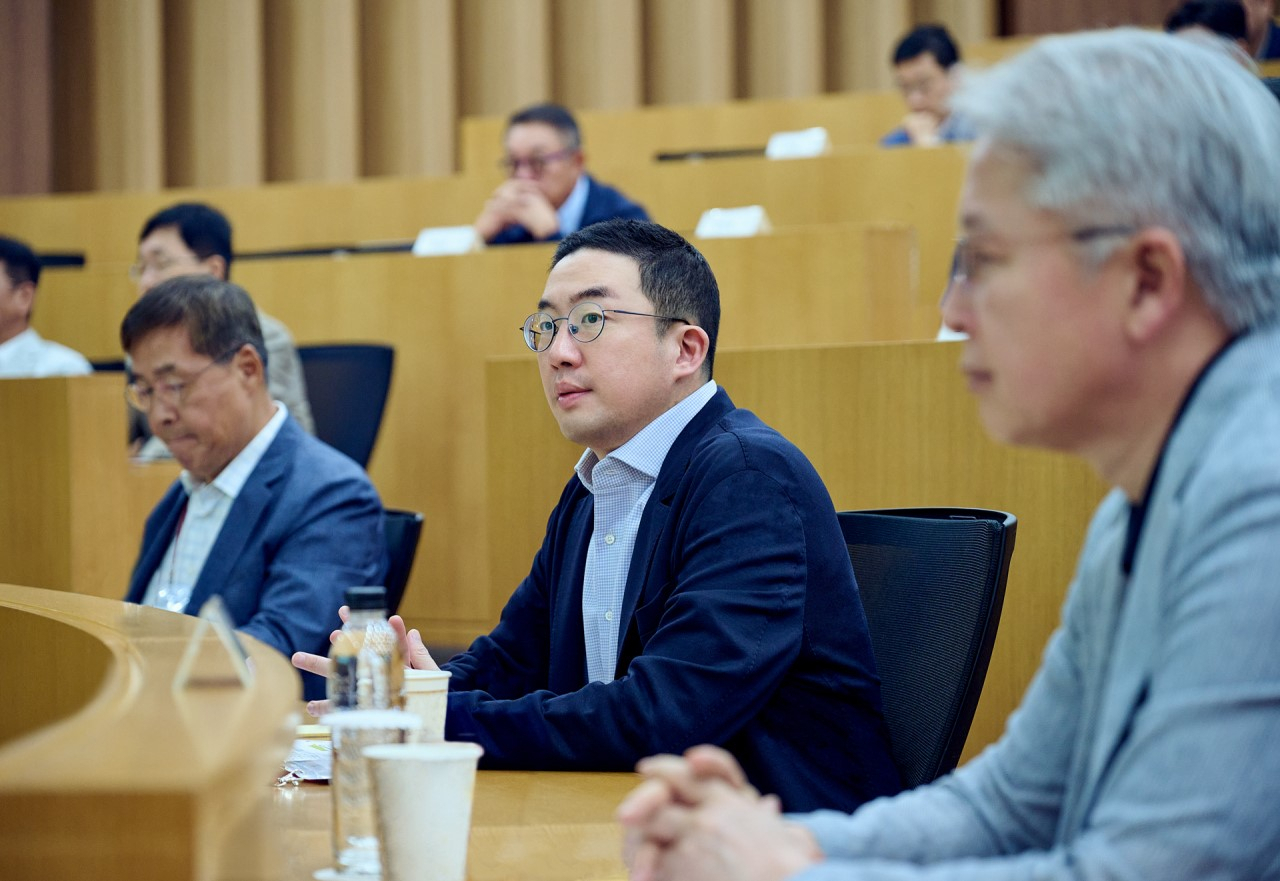 LG Group Chairman Koo Kwang-mo (center) attends a strategy meeting with some 40 top executives across LG companies in Icheon, Gyeonggi Province, on Wednesday. (LG Group)