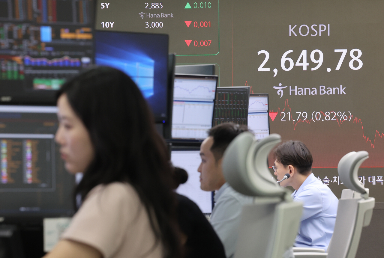 An electronic board showing the Korea Composite Stock Price Index at a dealing room of the Hana Bank headquarters in Seoul on Friday. (Yonhap)