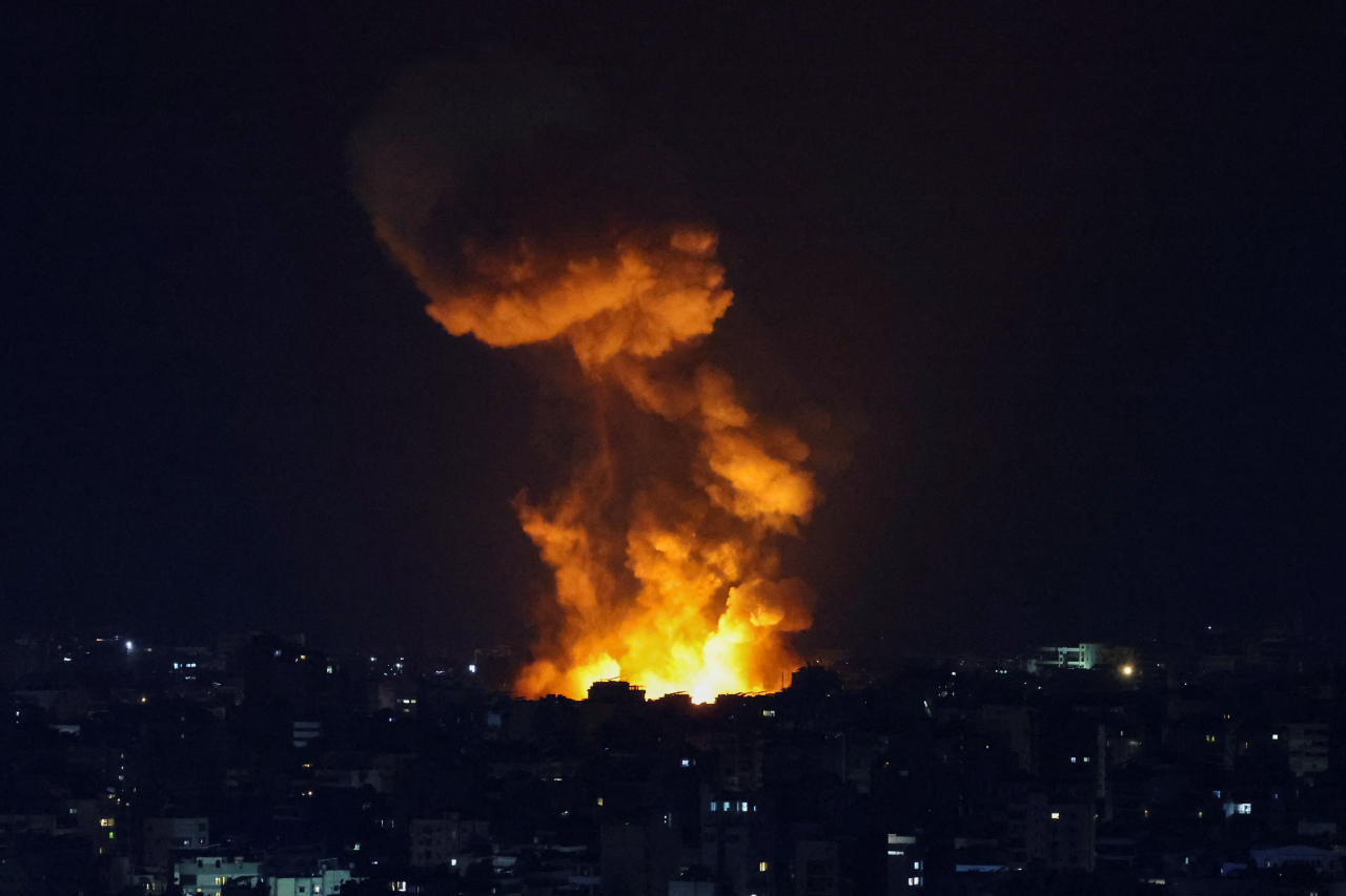 Smoke billows over Beirut's southern suburbs, amid ongoing hostilities between Hezbollah and Israeli forces, as seen from Sin El Fil, Lebanon, Friday. (Reuters-Yonhap)