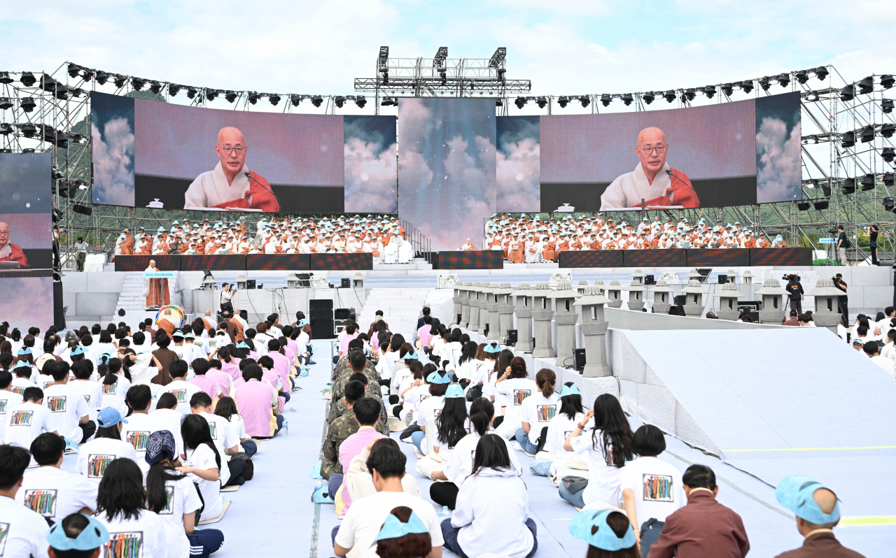 The Seon Meditation Summit takes place at Gwanghwamun Square on Saturday. (Lee Sang-sub/The Korea Herald)