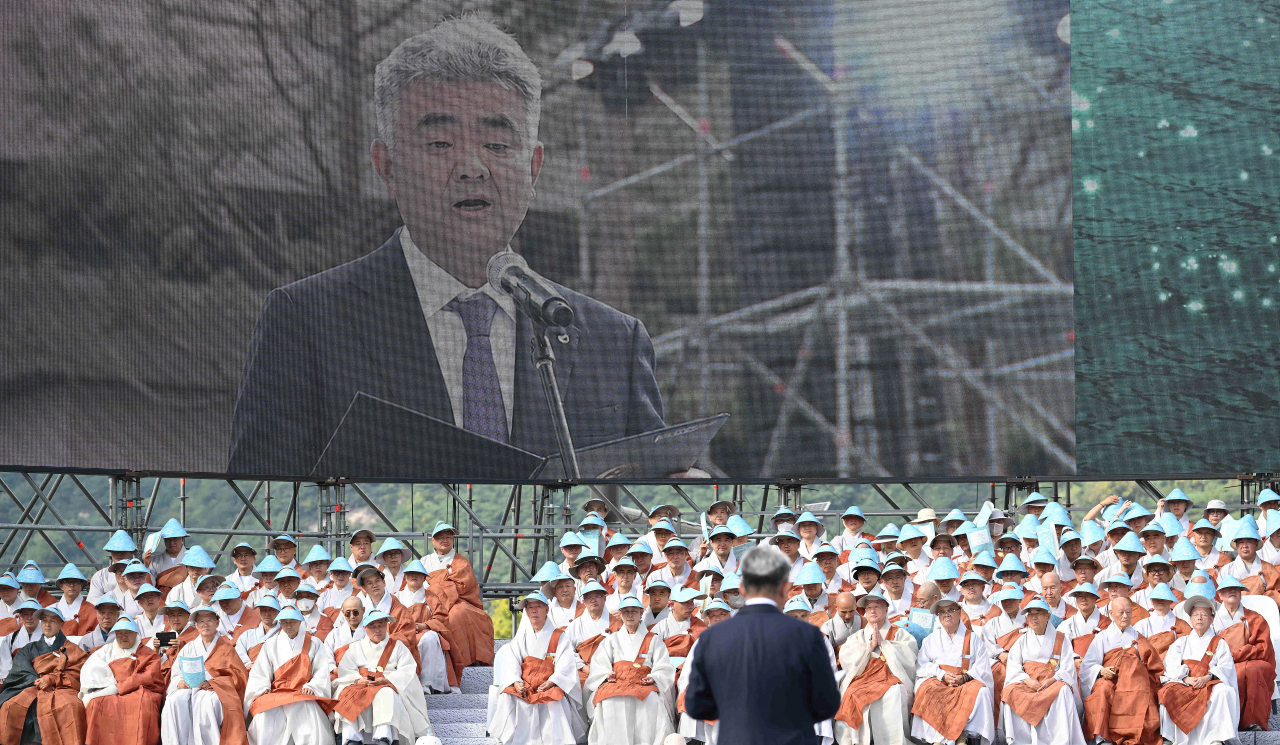 Jung Won-ju, chairman of Herald Corp. and Daewoo E&C, speaks during the Seon Meditation Summit at Gwanghwamun Square on Saturday. (Lee Sang-sub/The Korea Herald)