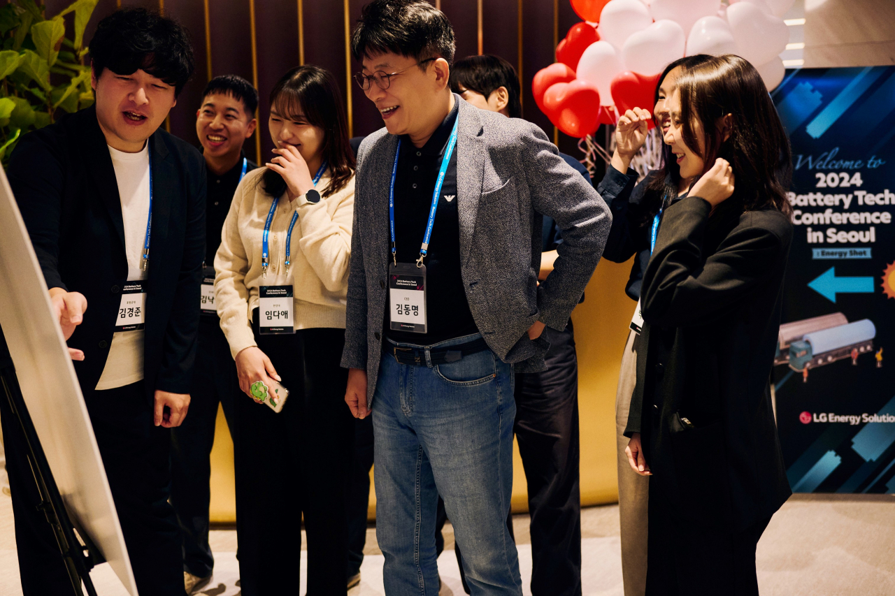 LG Energy Solution CEO Kim Dong-myung (center) interacts with participants at the company's Battery Tech Conference at LG Science Park in western Seoul on Friday. (LG Energy Solution)