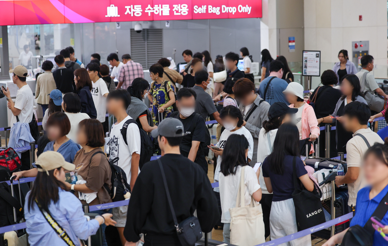 A crowd lines up behind a check-in counter at Incheon International Airport, Terminal 1 on Sept. 13. (Yonhap)