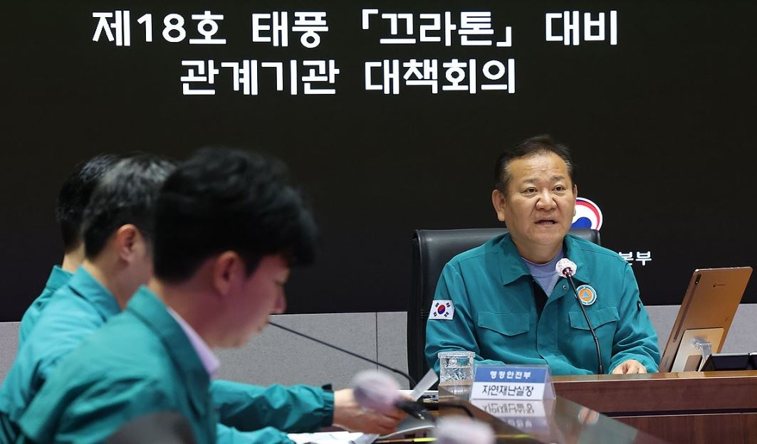 Interior Minister Lee Sang-min (R) speaks at the start of a meeting with relevant agencies to discuss South Korea's preparedness for an approaching Typhoon Krathon at the government complex in Seoul on Sept. 29, 2024. (Yonhap)