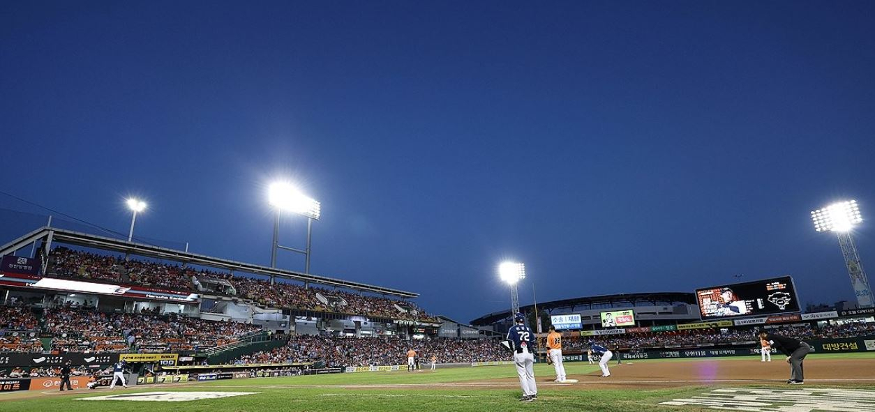 Fans take in a Korea Baseball Organization regular-season game between the home team Hanwha Eagles and the NC Dinos at Hanwha Life Eagles Park in Daejeon, 140 kilometers south of Seoul, on Sept. 29, 2024. This was the final game at the stadium. (Yonhap)