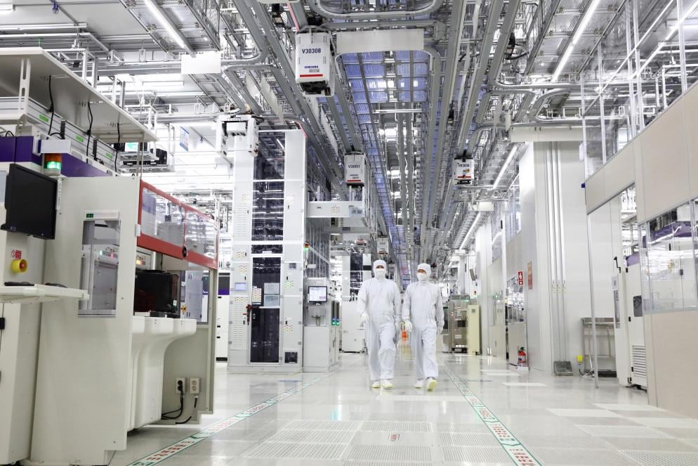 This file photo shows its production line in Pyeongtaek, some 65 kilometers south of Seoul. (Samsung Electronics Co.)