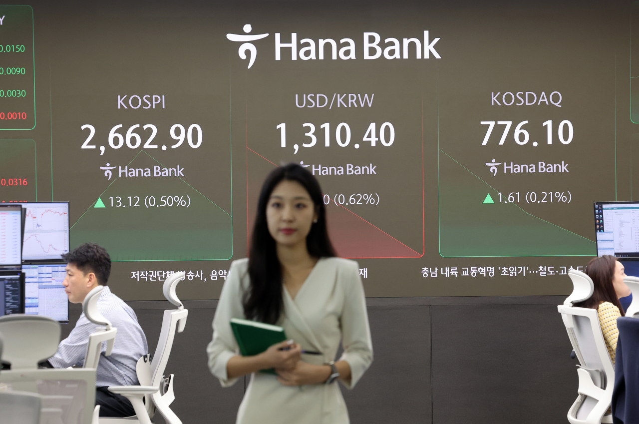 An electronic board showing the Korea Composite Stock Price Index at a dealing room of the Hana Bank headquarters in Seoul on Monday. (Yonhap)