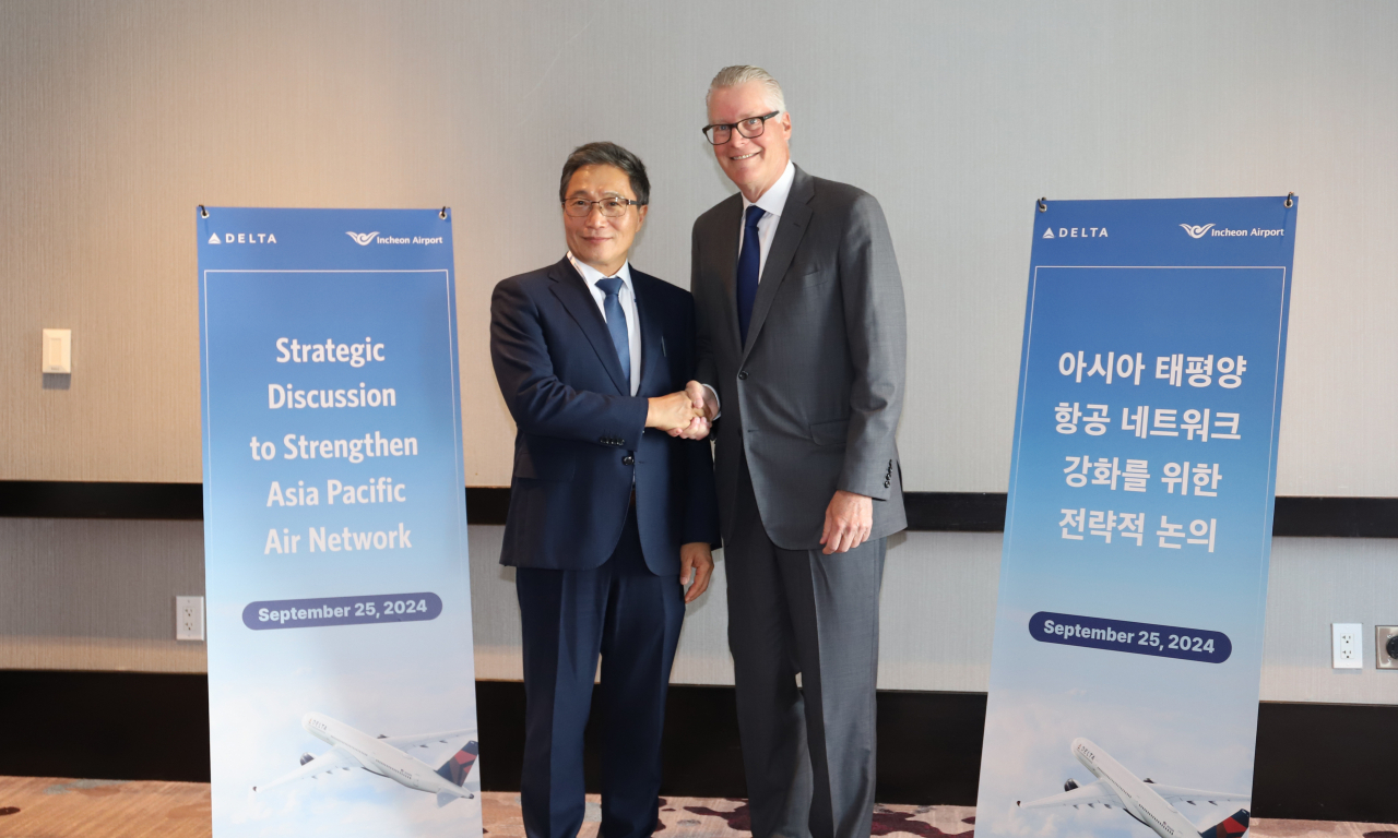 Incheon International Airport Corporation President and CEO Lee Hag-jae (left) and Delta Air Lines CEO Edward Bastian shake hands at a strategic discussion meeting held at Delta's headquarters in Atlanta, on Wednesday. (IIAC)