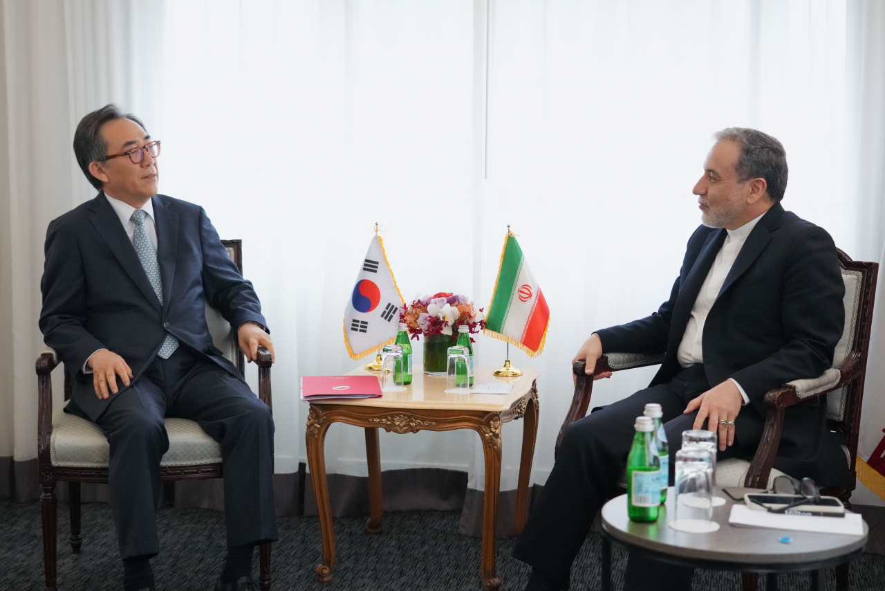 South Korean Foreign Minister Cho Tae-yul meets with his Iranian counterpart Seyed Abbas Araghchi on September 26 on the sidelines of the UN General Assembly in New York. (South Korea's Ministry of Foreign Affairs)