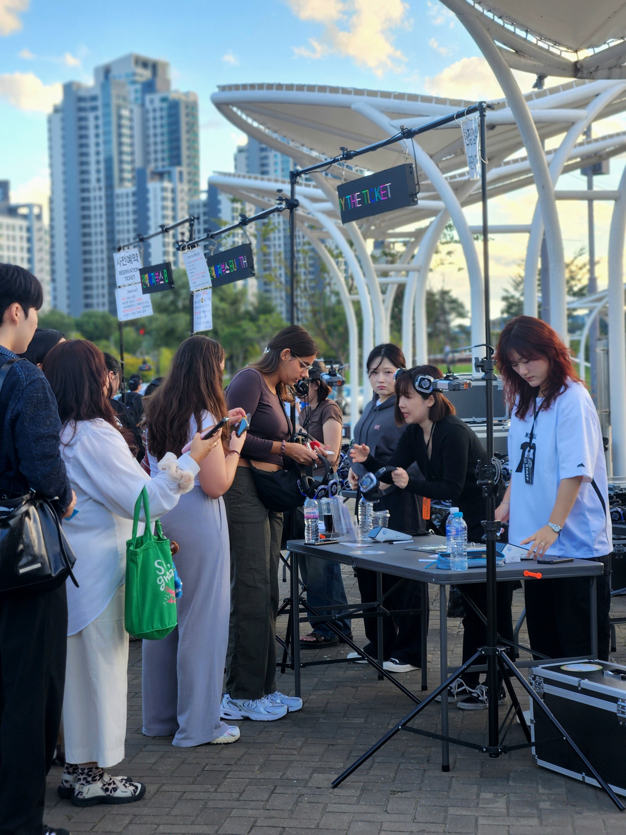 Lines formed at the ticket booth for a silent disco at Banpo Hangang Park on Sept. 22. (Song Seung-hyun/The Korea Herald)