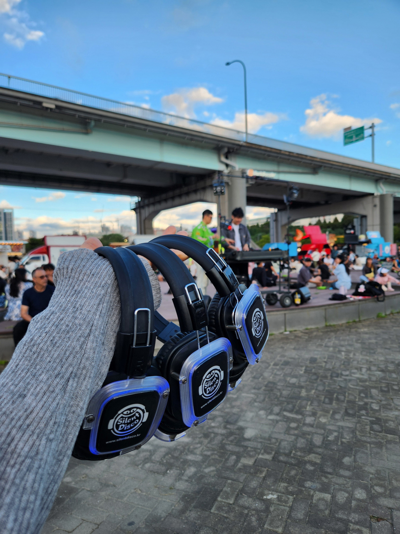 Silent Disco's blue wireless headphones (Song Seung-hyun/The Korea Herald)