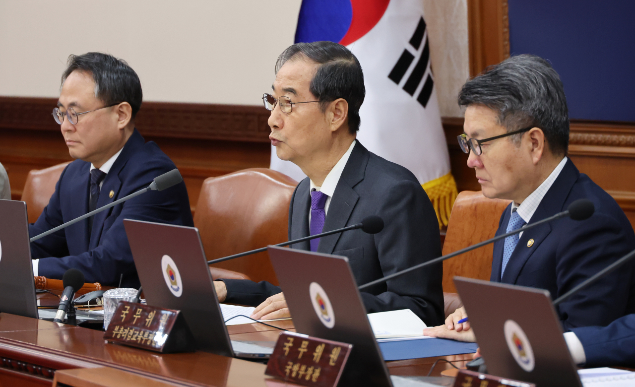 Prime Minister Han Duck-soo speaks during a Cabinet meeting held at the Government Complex Seoul on Monday. (Yonhap)