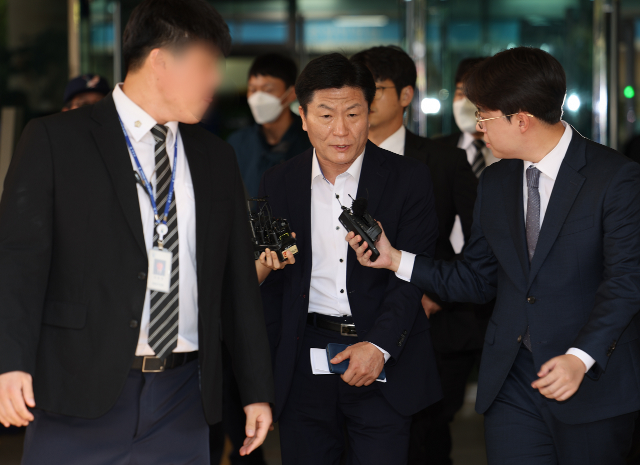 Former Yongsan Police Station chief Lee Im-jae (center) leaves Seoul Western District Court on Monday after being sentenced to three years in prison without labor on charges of professional negligence resulting in 159 deaths during the 2022 crowd crush at Itaewon in Yongsan-gu, central Seoul. (Yonhap)