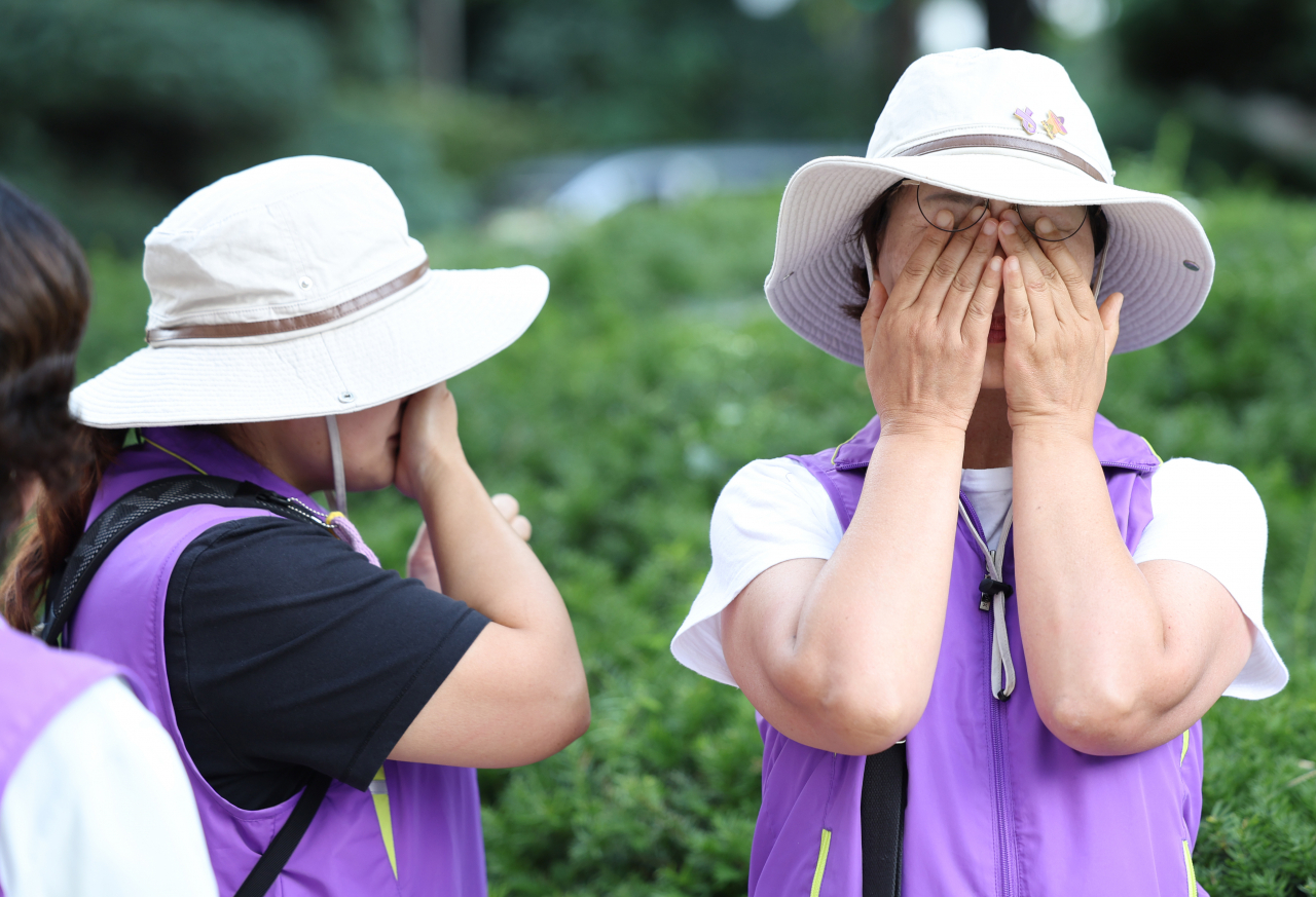 Bereaved family members of the victims of the 2022 crowd crush in Itaewon break down in tears following Monday’s court rulings at Seoul Western District Court on Monday. (Yonhap)