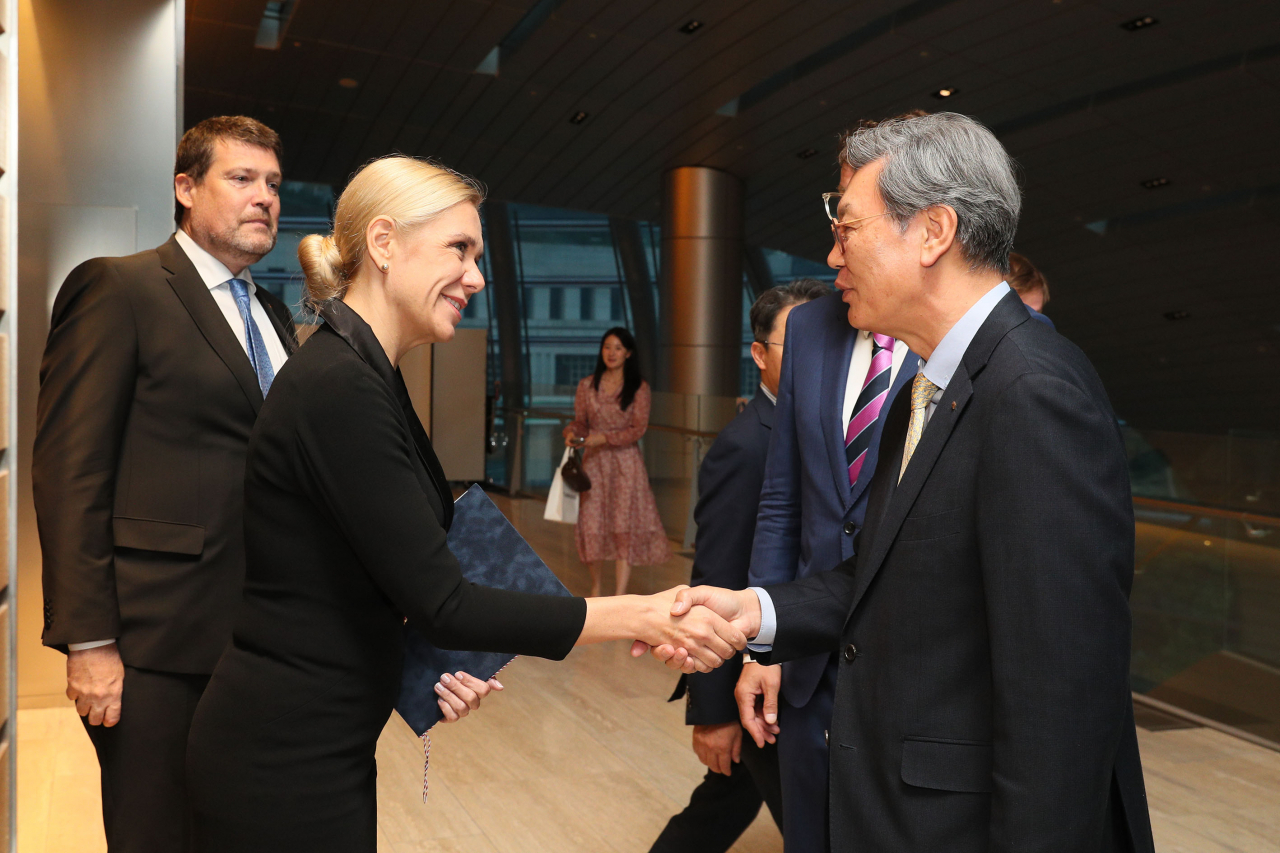 Slovak Deputy Prime Minister Denisa Sakova (second from left) shakes hands with Kim Chang-beom, vice chairman of the Federation of Korean Industries before holding a business roundtable at the FKI's headquarters in Seoul, Monday. (Yonhap)