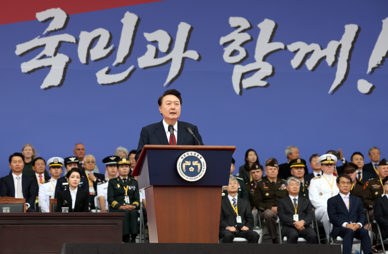 President Yoon Suk Yeol give a speech at a ceremony marking the 76th Armed Forces Day held at Seoul Air Base, south of Seoul, on Tuesday. (Yonhap)