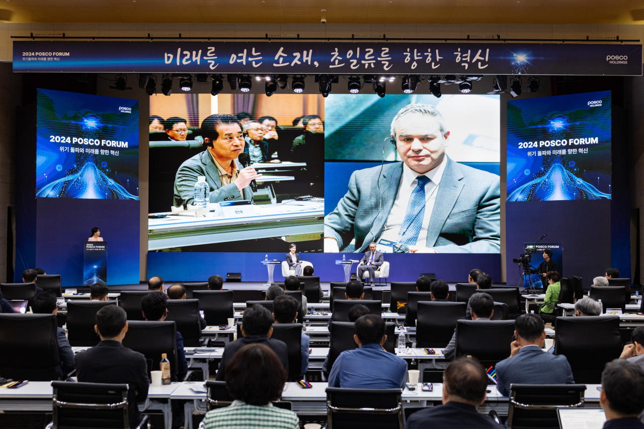 Posco Group Chairman Chang In-hwa (left) speaks to Mark Leonard, director of the European Council on Foreign Relations, during the 2024 Posco Forum at the Posco Global R&D Center in Songdo-dong, Incheon, Tuesday. (Posco)