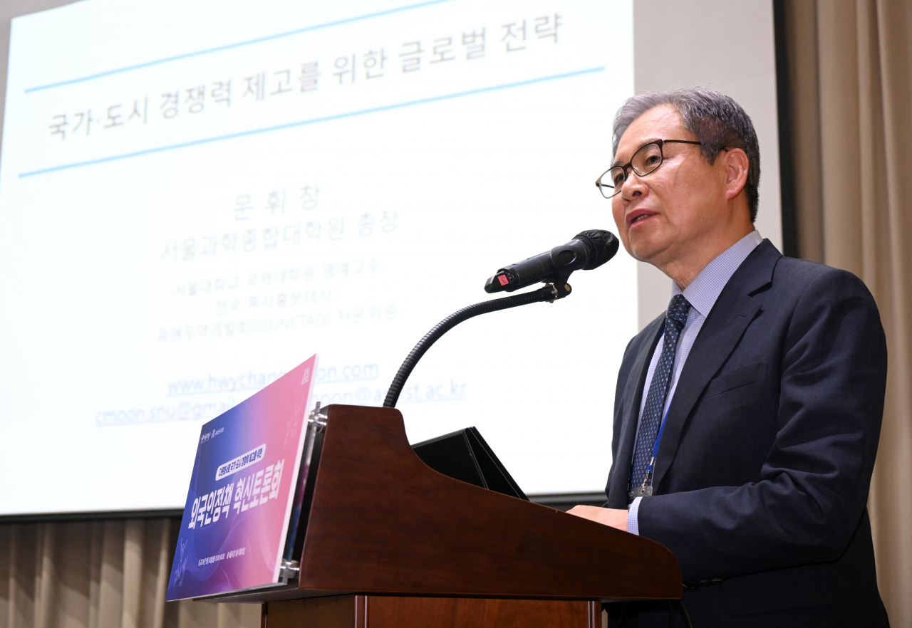 Moon Hwy-Chang, president of aSSIST University, delivers his keynote speech on global strategies for competitiveness at the Foreign Residents and Migration Policy Forum held at Seoul City Hall on Monday. (Seoul Metropolitan Government)