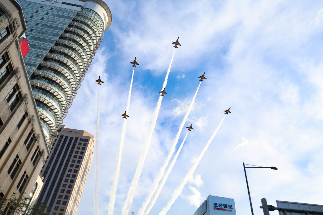 The Air Force's Black Eagles aerobatic team stages a flight over Jongno-gu, central Seoul, during the military parade commemorating Armed Forces Day on Tuesday. (Yonhap)