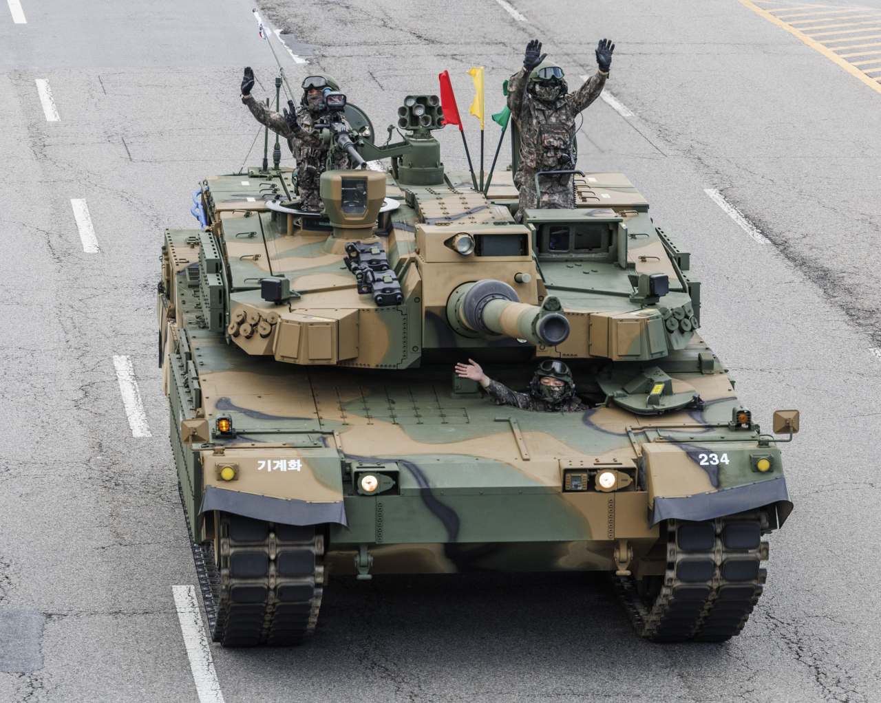 Soldiers riding a K-2 Black Panther tank wave to citizens near Hangang Bridge, centeral Seoul, on their way to the parade venue on Tuesday. (Yonhap)