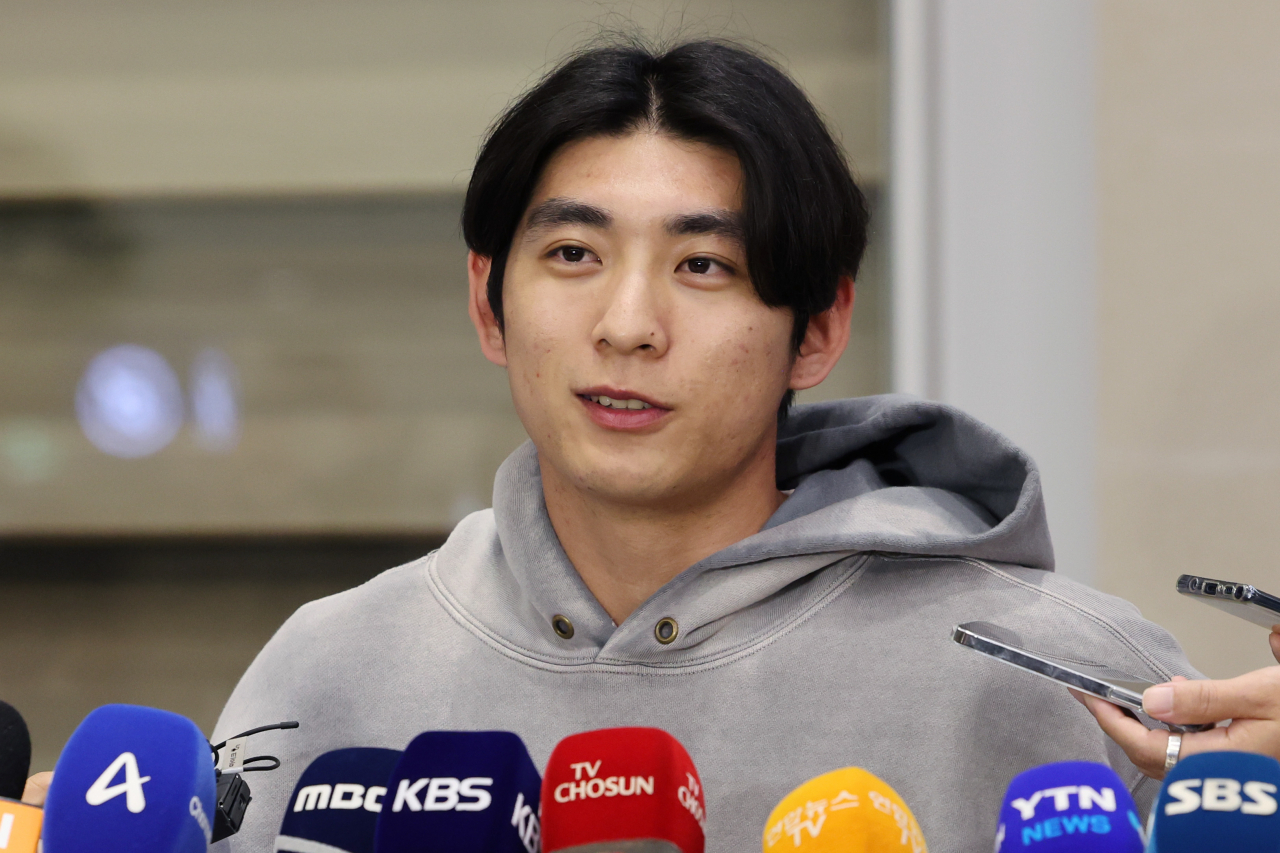 San Francisco Giants outfielder Lee Jung-hoo speaks with reporters at Incheon International Airport, west of Seoul, on Thursday, after arriving home following his rookie season in Major League Baseball. (Yonhap)